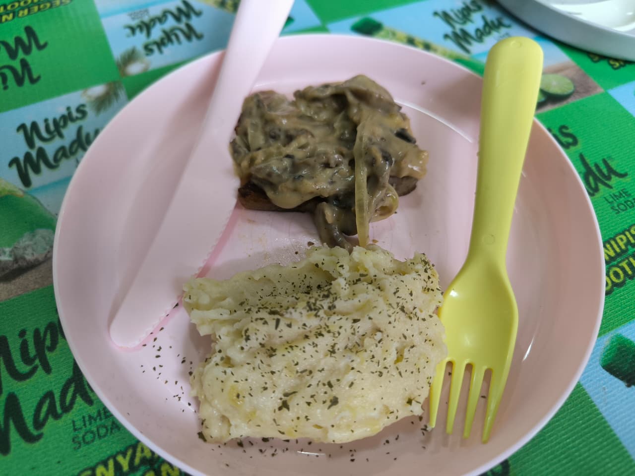 Praktik masak makanan internasional kelas XI-4 mapel PKWU